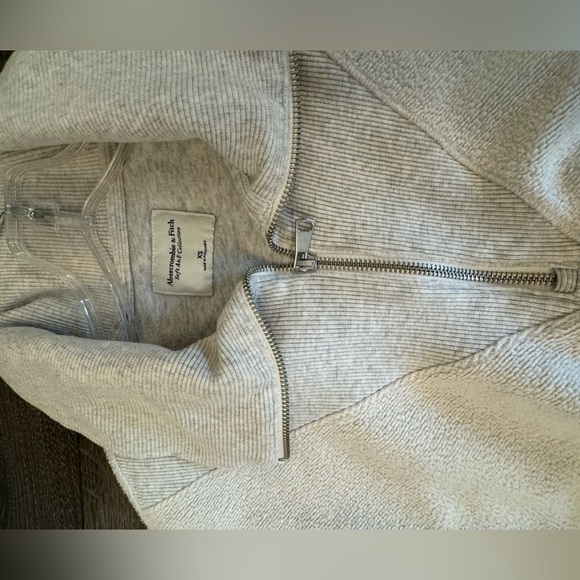 Abercrombie & Fitch XS Soft AF Cropped Zip Pull Over - Picture 11 of 12
